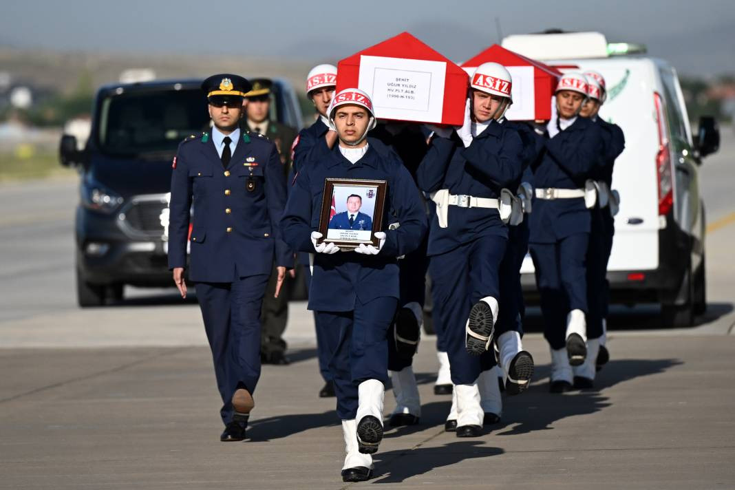 Uçak kazasında şehit olan 2 albay için komutanlıkta tören - Resim: 27